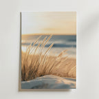 Meadow Beach Feeling Poster by Bozetto visar strandgräs i sanden med mjukt ljus och ett suddigt hav, placerad på en vit vägg. Dess lyxigt matta yta ger ett raffinerat och elegant uttryck.