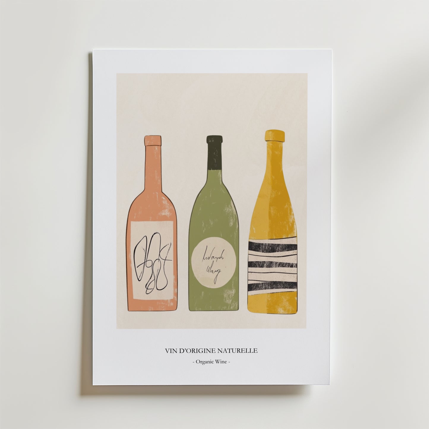 Choose The Wine Drink Poster" från Bozetto föreställer tre pastellfärgade vinflaskor på en ljus bakgrund, tryckt på FSC-certifierat premiumpapper med en lyxigt matt yta. Text: "VIN D'ORIGINE NATURELLE - Ekologiskt Vin -".