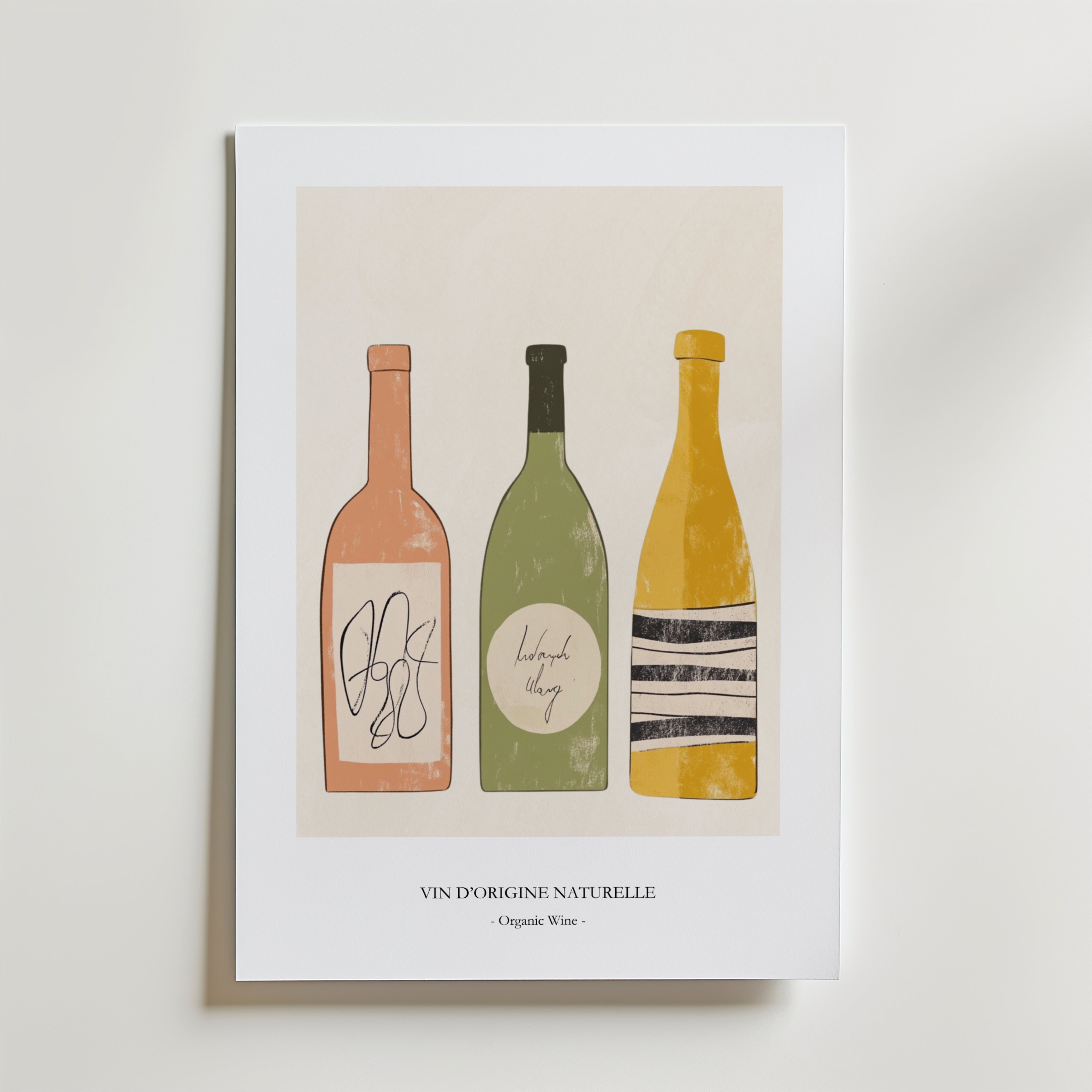 Choose The Wine Drink Poster" från Bozetto föreställer tre pastellfärgade vinflaskor på en ljus bakgrund, tryckt på FSC-certifierat premiumpapper med en lyxigt matt yta. Text: "VIN D'ORIGINE NATURELLE - Ekologiskt Vin -".