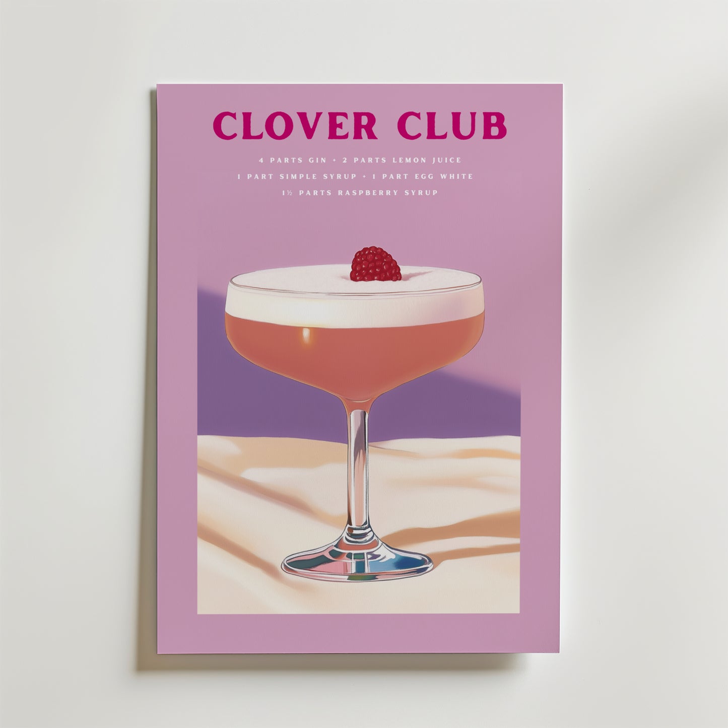 Bozetto Clover Club Drink Poster föreställer en coupe cocktail med hallon på premiumpapper. Receptets ingredienser är elegant listade ovanför den rosa drinken, mot en pastellfärgad, lyxig matt bakgrund.