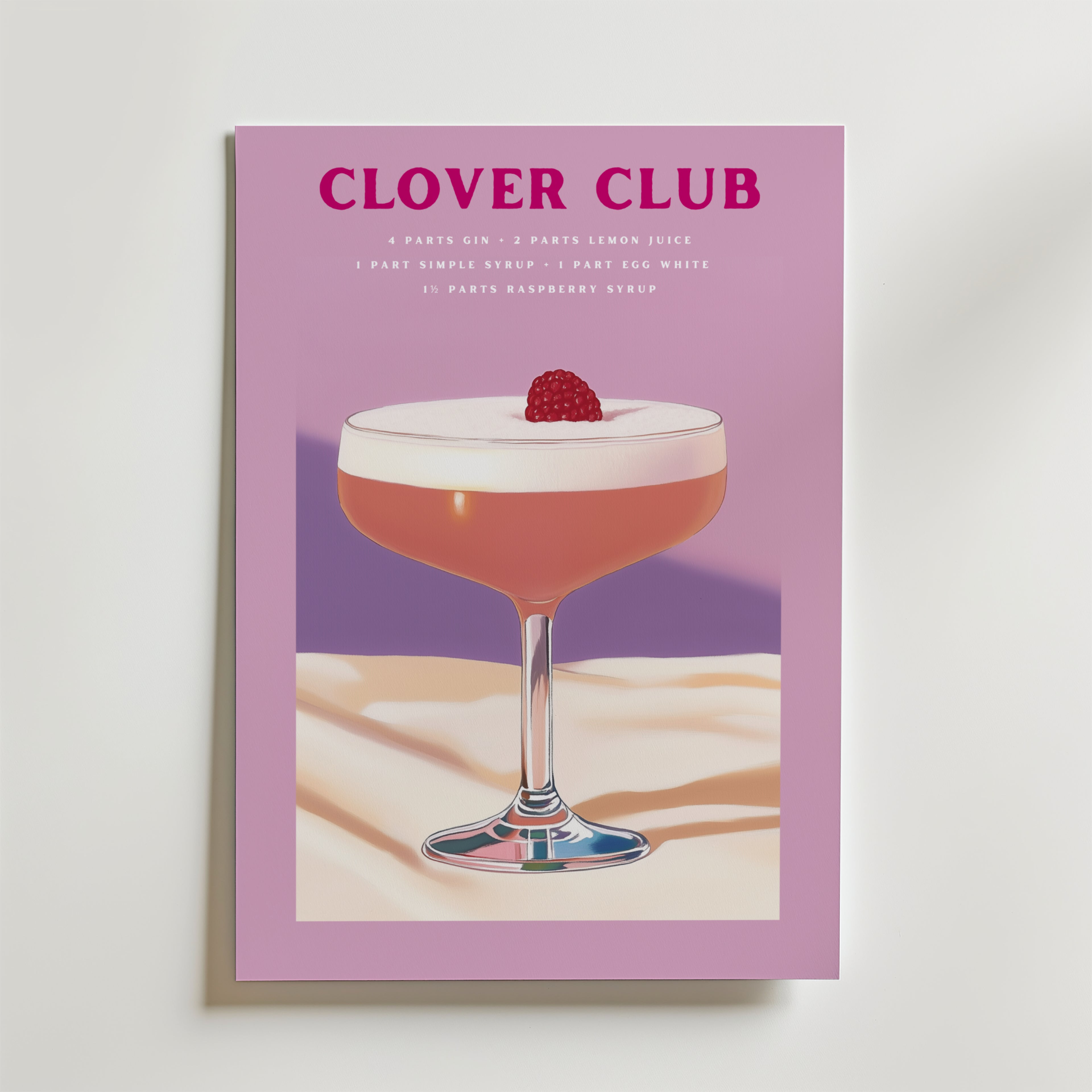 Bozetto Clover Club Drink Poster föreställer en coupe cocktail med hallon på premiumpapper. Receptets ingredienser är elegant listade ovanför den rosa drinken, mot en pastellfärgad, lyxig matt bakgrund.