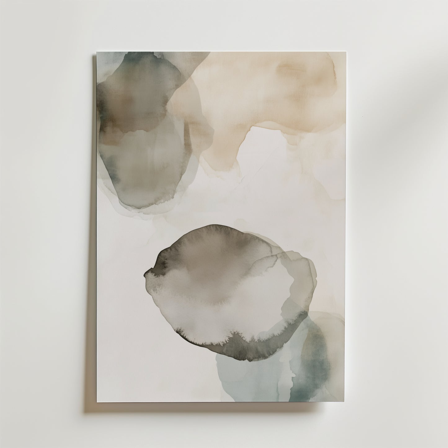 Soft Earth Poster från Bozetto har abstrakta akvarellformer i mjukt grått, beige och taupe på en vit bakgrund. Postern är tryckt på premiumpapper med en vacker matt finish och ger en lugn och minimalistisk touch till ditt rum.