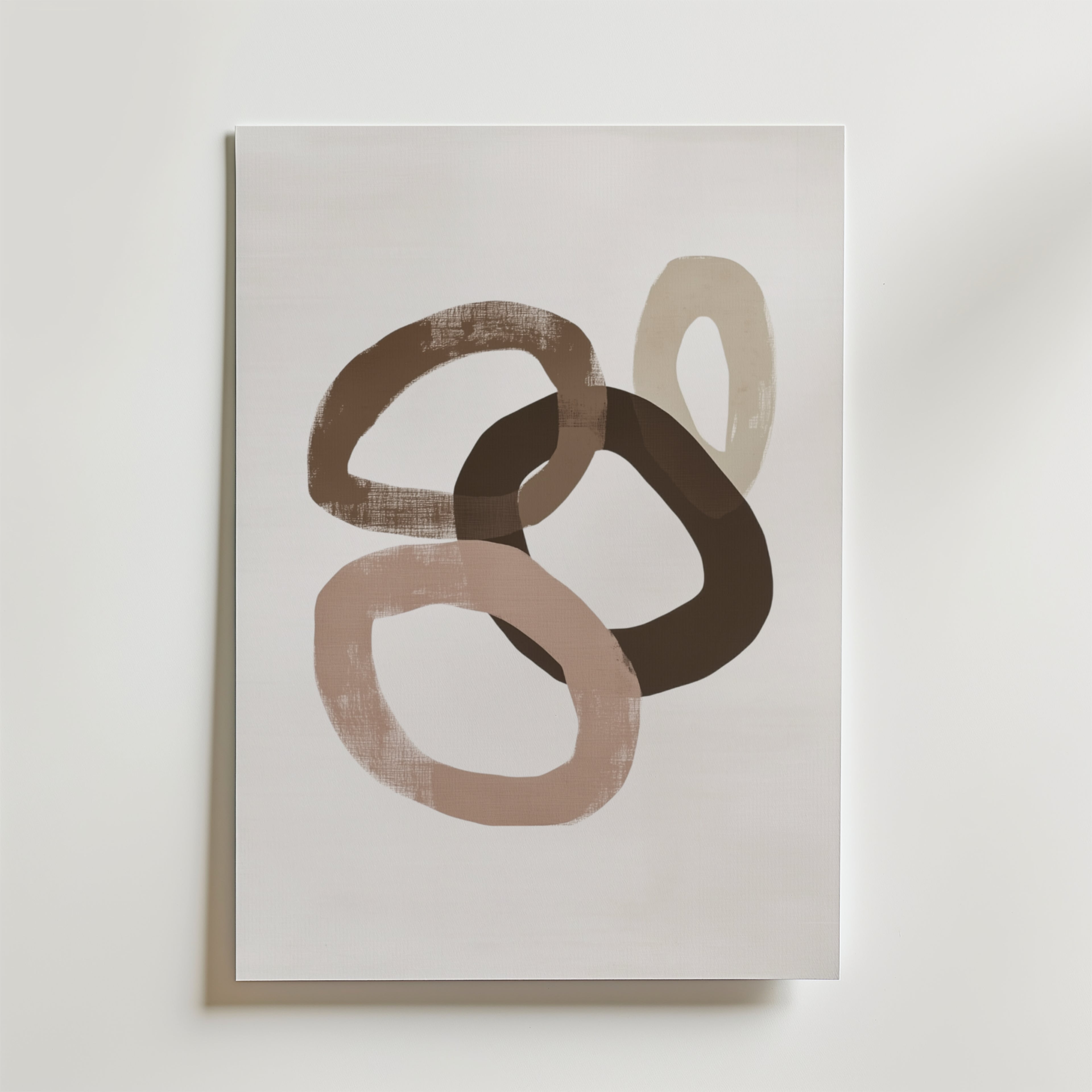 Muted Circles Poster by Bozetto: Abstrakt konsttryck med fyra överlappande ovaler i brunt och beige på vitt, tryckt på FSC-certifierat premiumpapper med en lyxig matt finish för en modern, strukturerad look.