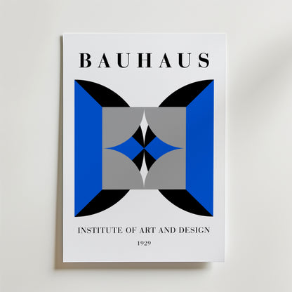 Bozetto Bauhaus Symmetrical Design Poster har geometriska former i svart, blått, grått och vitt på premiumpapper. "BAUHAUS" står överst och "INSTITUTE OF ART AND DESIGN 1929" under - en effektfull konstposter.