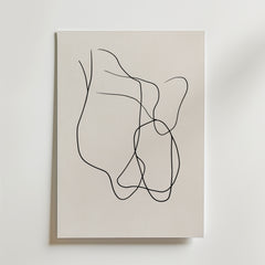 Bozetto Abstract Black Line Flow Poster har tunna, böjda svarta linjer på en ljus bakgrund. Tryckt på premiumpapper med en lyxigt matt yta som förstärker den minimalistiska och abstrakta flow-designen.