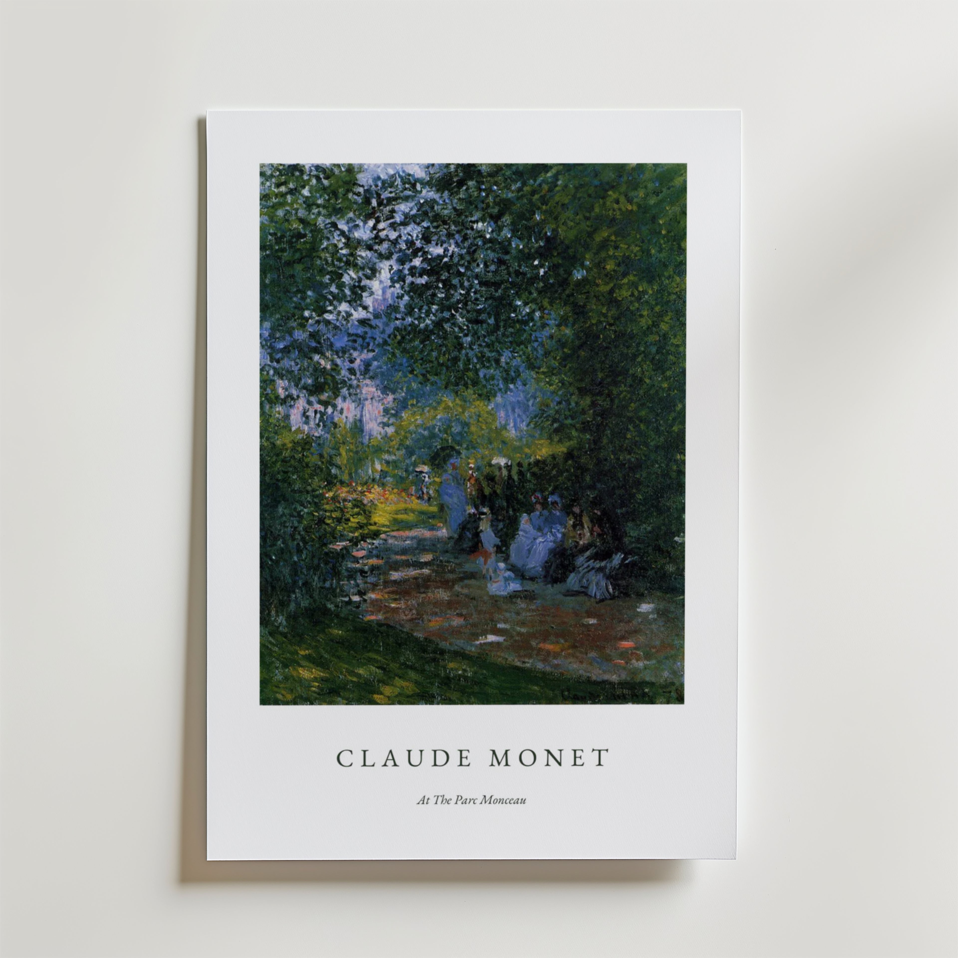 Bozetto "Claude Monet At the parc monceau Poster" föreställer Monets scen av människor i Parc Monceau, med "Claude Monet" och "At The Park Museum" elegant tryckt nedan på premiumpapper med en ren vit bakgrund.