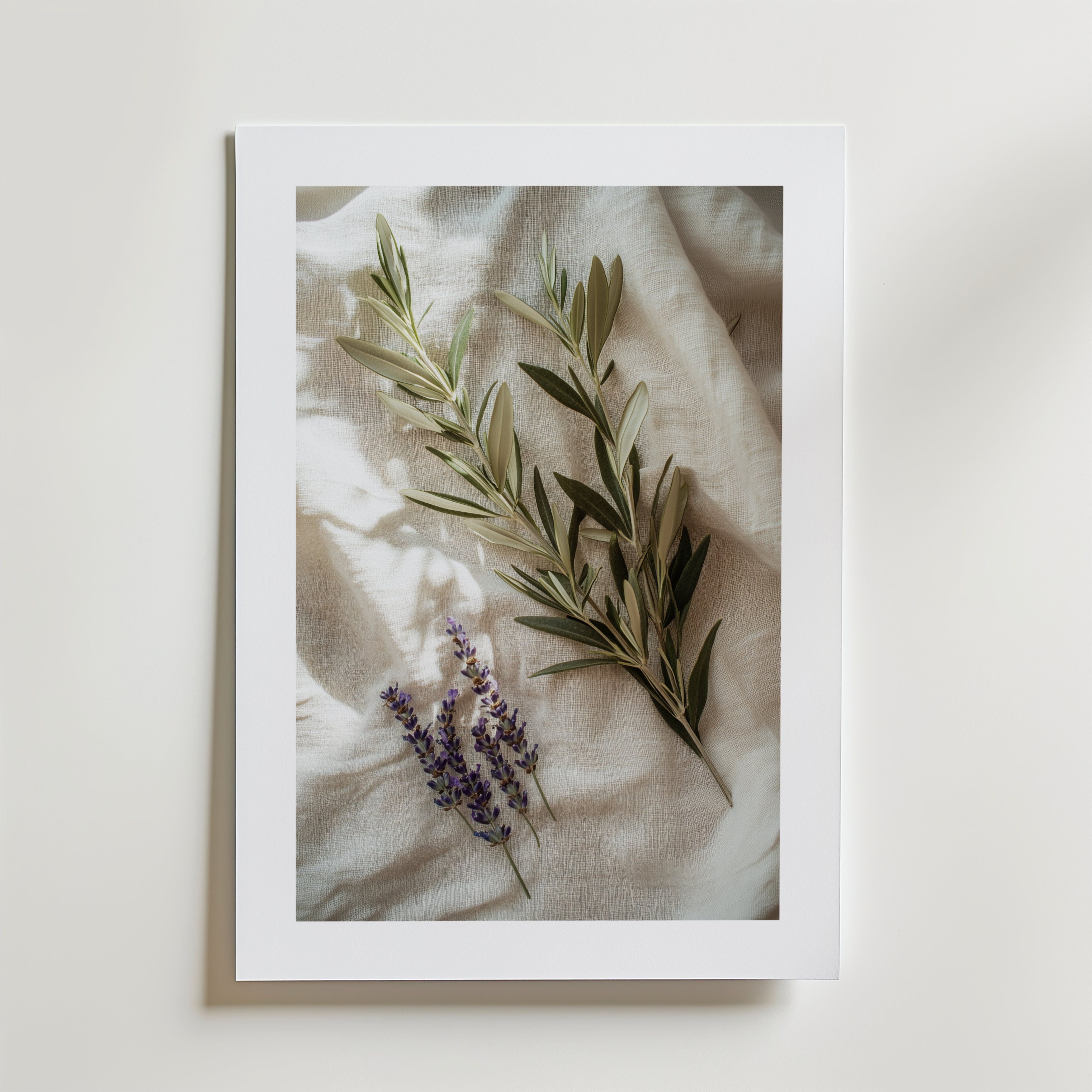 Bozetto Linen & Leaves Poster föreställer olivkvistar och lavendel på ett texturerat tyg med en lyxigt matt yta som ger en elegant och lugn look.