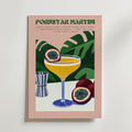 Bozetto Pornstar Martini Drink Poster visar en livlig cocktail med halverad passionsfrukt, hela frukter, en metalljigger och receptet - perfekt för att sätta en färgstark touch på din inredning.