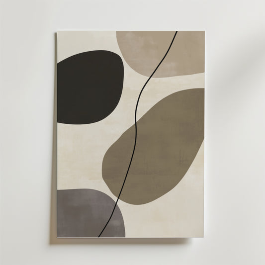 Bozetto Organic Flow Poster har stora organiska former i beige, taupe, brunt och svart med en tunn böjd linje, tryckt på FSC-certifierat premiumpapper med lyxigt matt yta och placerad på en vit vägg.
