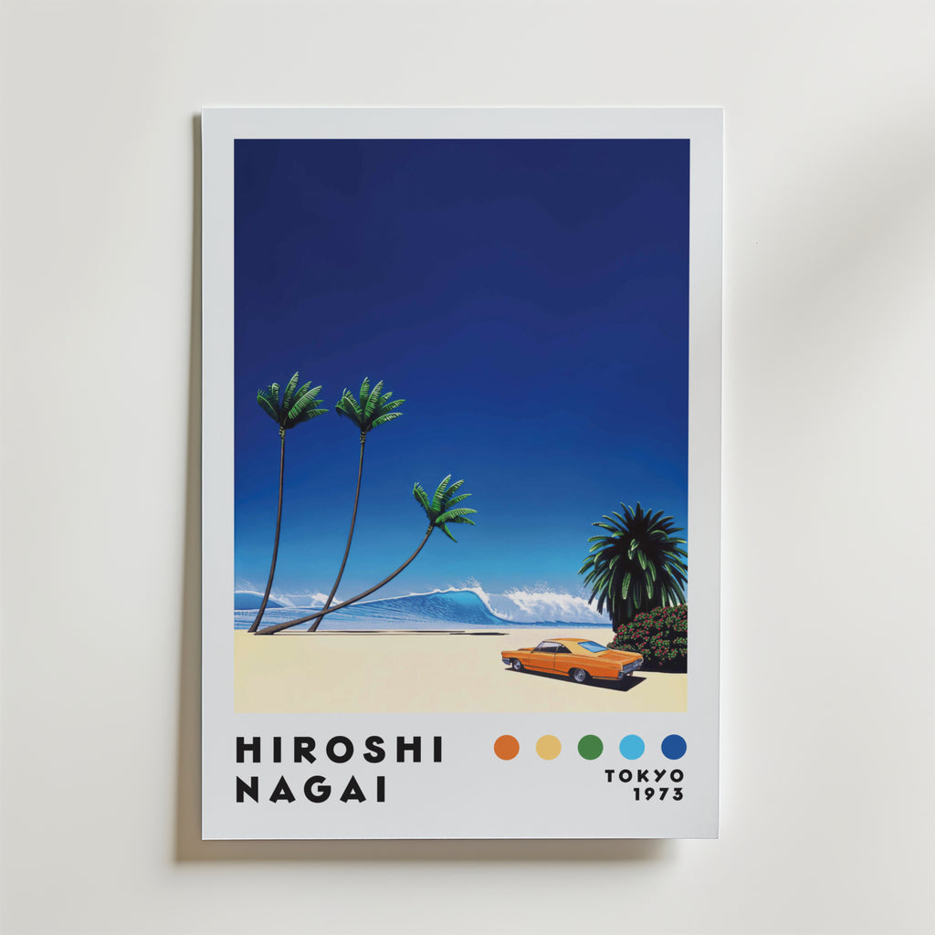 Bozetto Hiroshi Nagai Tropical Arrival Poster har en retro strandscen: en orange bil, palmer, blå vågor och "Hiroshi Nagai, Tokyo 1973" med färgglada prickar för en riktig tropisk dag-vibe.