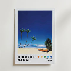 Bozetto Hiroshi Nagai Tropical Arrival Poster har en retro strandscen: en orange bil, palmer, blå vågor och "Hiroshi Nagai, Tokyo 1973" med färgglada prickar för en riktig tropisk dag-vibe.