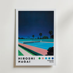 Bozetto Hiroshi Nagai Tropical Tennis Poster visar en tennisbana under en djupblå himmel, inramad av palmer och grönska. "Hiroshi Nagai" och "Tokyo 1973" är tryckt ovanför fem färgprickar.