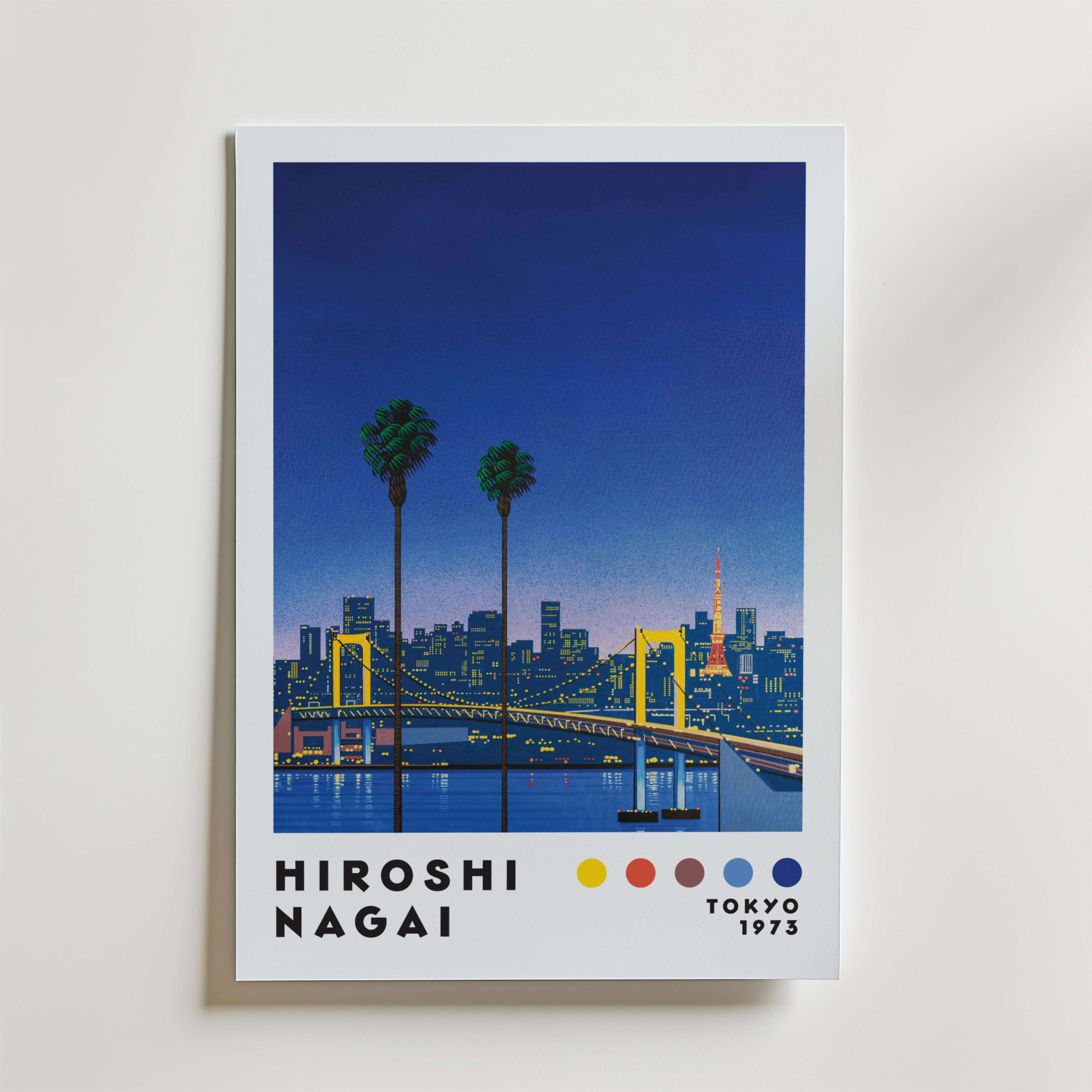 Bozetto Hiroshi Nagai Tokyo Bridge Poster föreställer en livfull stadsbild i skymningen med två höga palmer, en bro och Tokyo Tower, plus texten "Hiroshi Nagai Tokyo 1973" och fem färgade prickar under bilden.