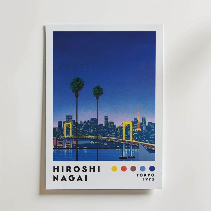 Bozetto Hiroshi Nagai Tokyo Bridge Poster föreställer en livfull stadsbild i skymningen med två höga palmer, en bro och Tokyo Tower, plus texten "Hiroshi Nagai Tokyo 1973" och fem färgade prickar under bilden.