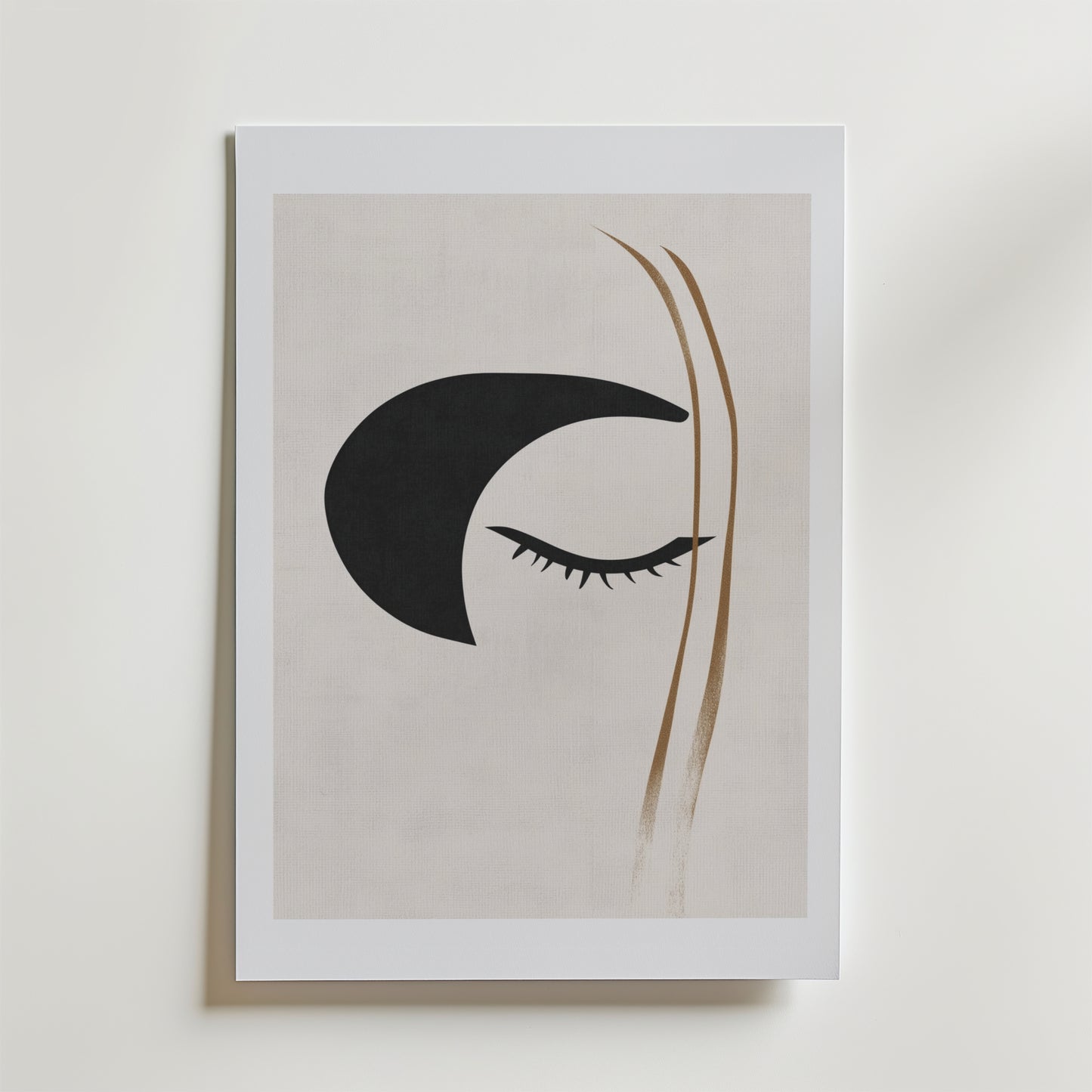 Bozetto Divine Blink Poster föreställer ett minimalistiskt stängt öga med långa fransar, svart halvmåne och guldlinjer på beige, inramad i vitt - en perfekt inredningsdetalj tryckt på FSC-certifierat premiumpapper.