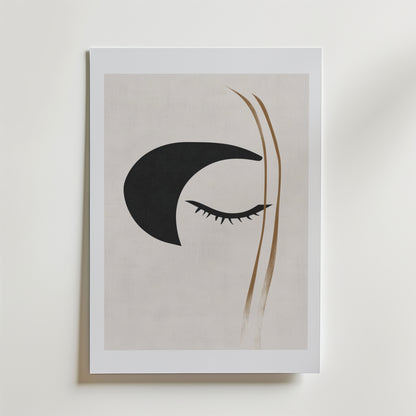 Bozetto Divine Blink Poster föreställer ett minimalistiskt stängt öga med långa fransar, svart halvmåne och guldlinjer på beige, inramad i vitt - en perfekt inredningsdetalj tryckt på FSC-certifierat premiumpapper.