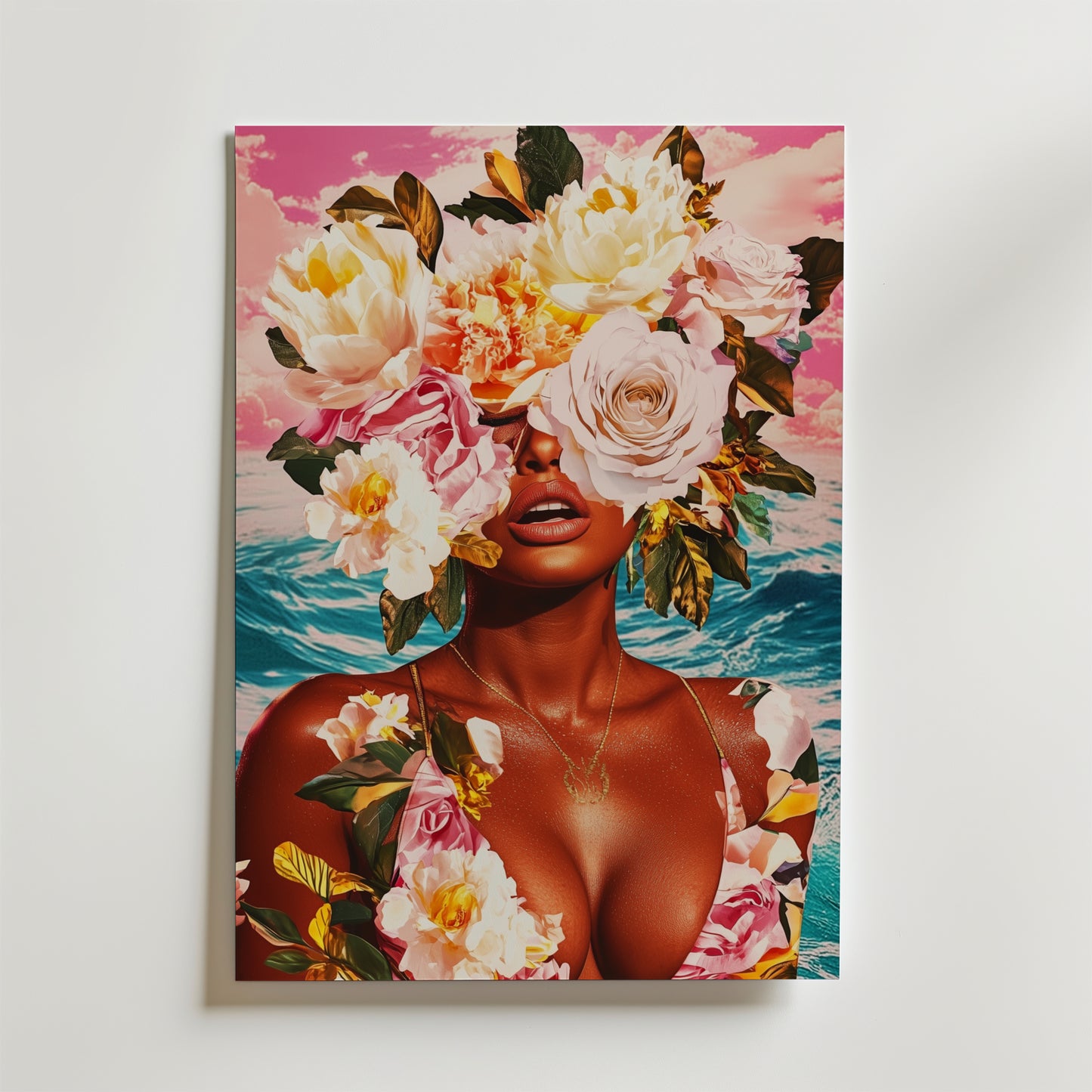 Bozetto Ocean Goddess Poster föreställer en mörkhyad kvinna i en blommig klänning, hennes ansikte döljs av ljusa blommor, framför blå havsvågor och en rosa himmel - tryckt på premiumpapper för ett unikt konstverk.