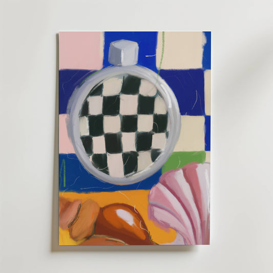 Bozetto Coastal Balance Poster visar ett rutigt runt objekt över ett blått och rosa rutmönster, med snäckor och ett rosa musselskal, som för tankarna till havets element över en orange yta.