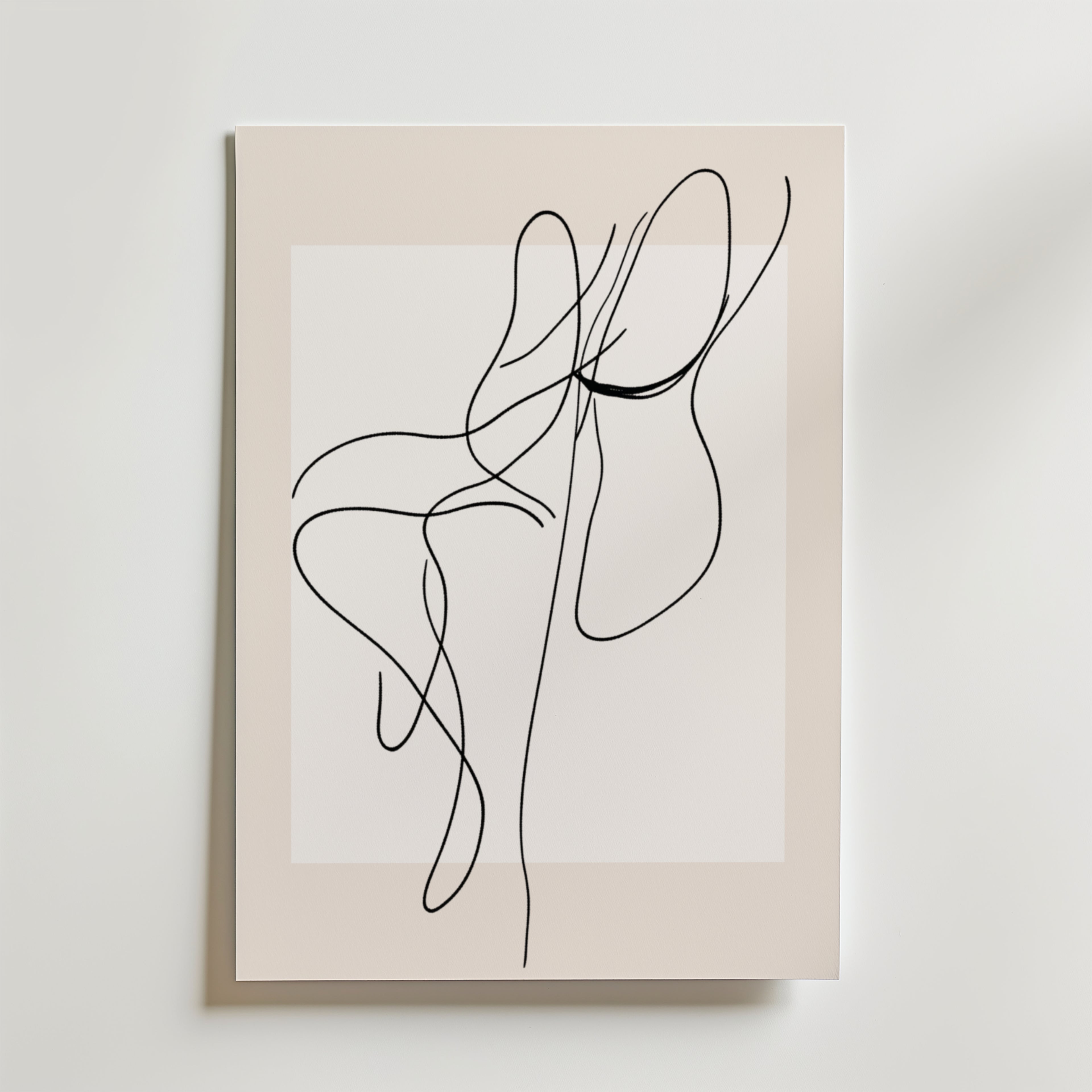 Bozetto Framed Abstract Line Flow Poster har svarta, flytande linjer på en ljusbeige bakgrund med en vit fyrkantig mittpunkt, tryckt på premiumpapper och FSC-certifierad för en elegant och miljövänlig finish.