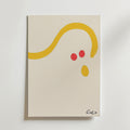Bozetto Cin Cin Minimalistisk Poster: Vit canvas med gul böjd linje, två röda prickar och en gul oval på premiumpapper. Signerad CinCin i nedre högra hörnet.