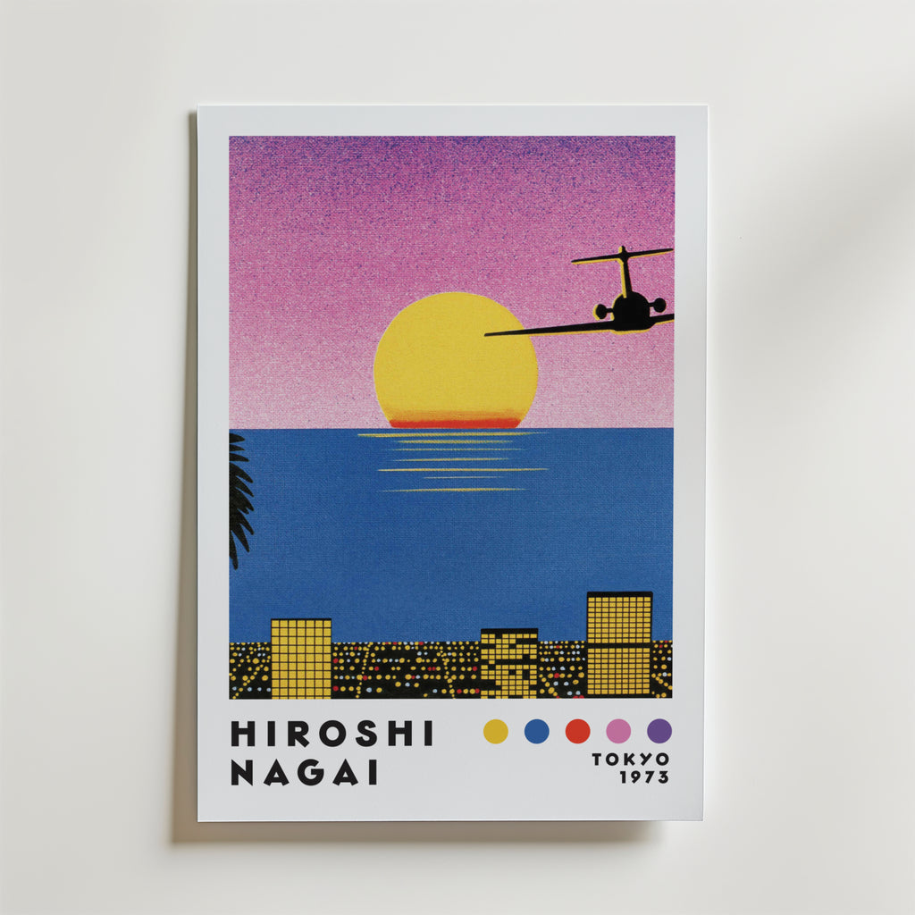 Bozetto Hiroshi Nagai Sunset Departure Poster visar en stiliserad solnedgång över havet, ett flygplan ovanför och stadsbyggnader nedanför. "Hiroshi Nagai, Tokyo 1973" står det skrivet med fyra färgade cirklar under.