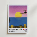 Bozetto Hiroshi Nagai Sunset Departure Poster visar en stiliserad solnedgång över havet, ett flygplan ovanför och stadsbyggnader nedanför. "Hiroshi Nagai, Tokyo 1973" står det skrivet med fyra färgade cirklar under.