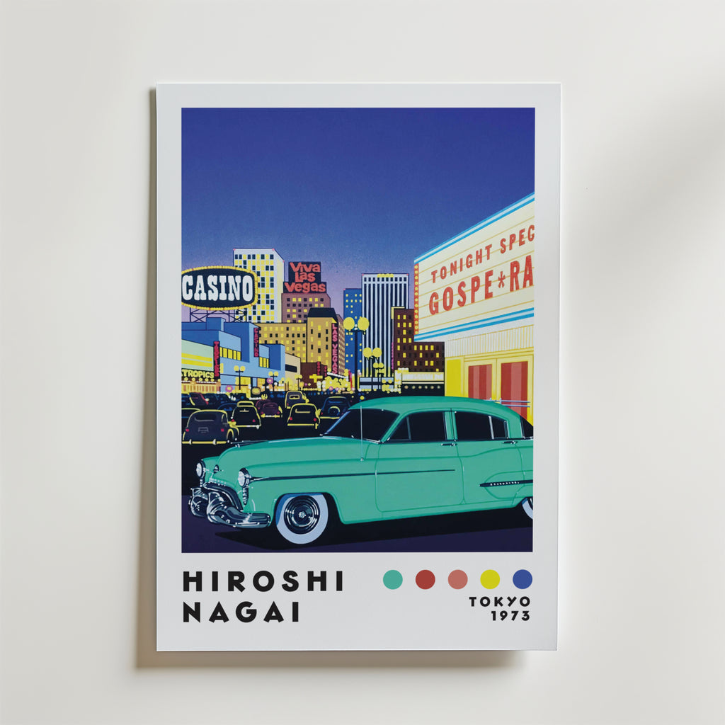 Bozetto Hiroshi Nagai Viva Vegas Poster föreställer en grön veteranbil på en neonupplyst gata med Las Vegas-inspirerade skyltar och texten "Hiroshi Nagai, Tokyo 1973" med färgglada prickar längst ner.