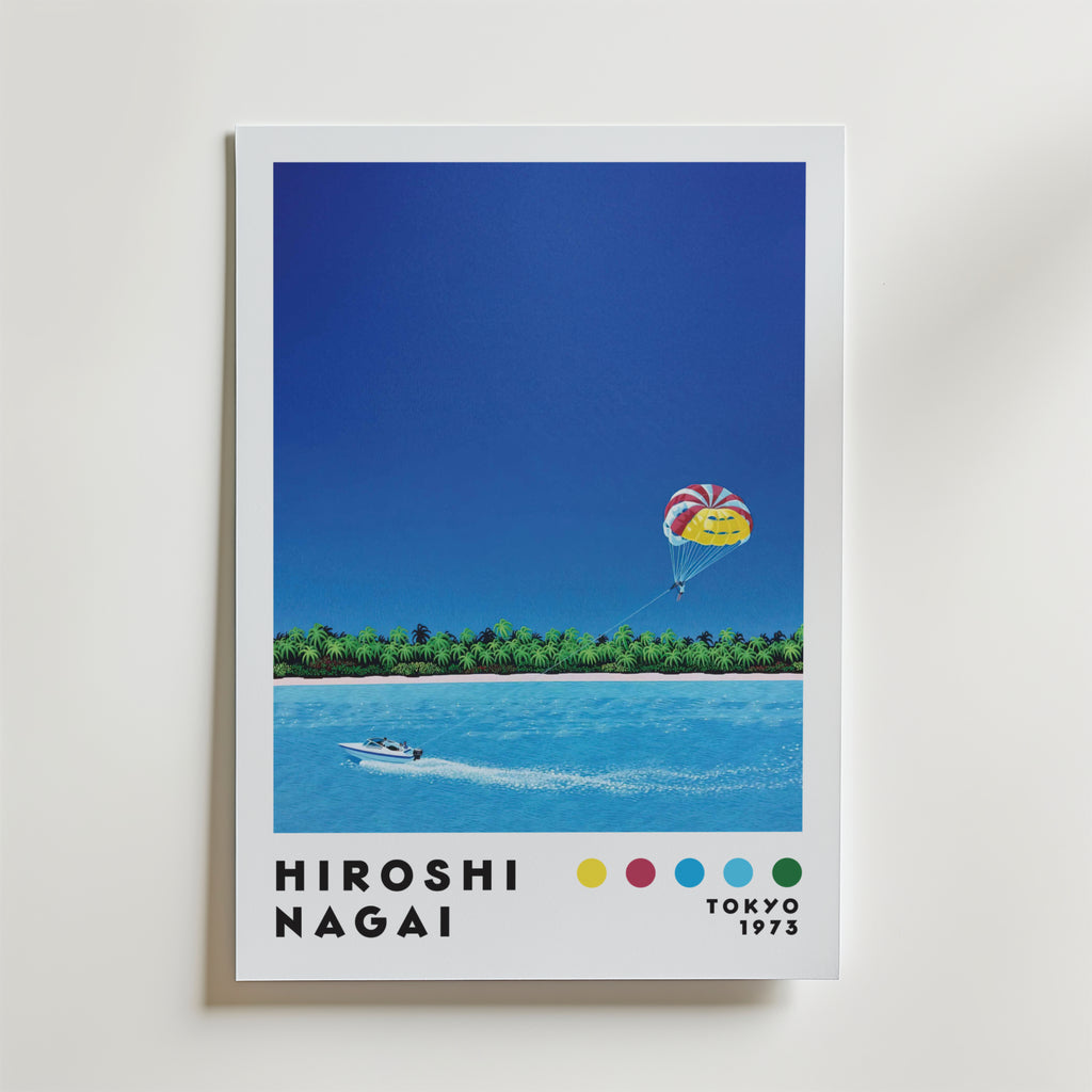 Bozetto Hiroshi Nagai Island Parasail Poster visar en speedbåt som drar en parasailer med en ljus fallskärm över en tropisk strand och blå himmel. "HIROSHI NAGAI TOKYO 1973" är tryckt längst ner med färgglada prickar under.