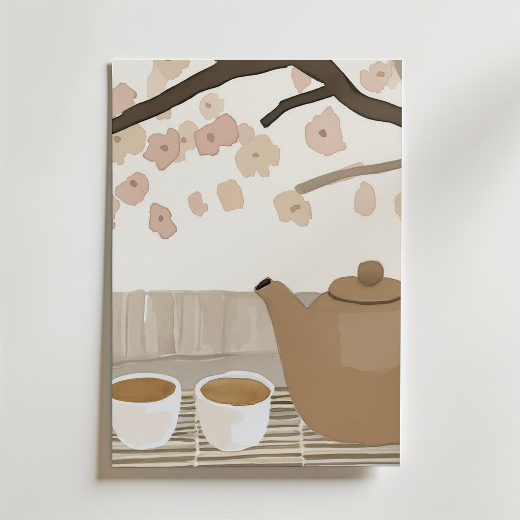 Bozetto Tea In Bloom Poster föreställer en brun tekanna och två tekoppar på en matta med körsbärsblommor, mot en vit vägg - perfekt för att skapa en harmonisk atmosfär.