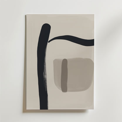 Bozetto's Minimal Abstract Poster har djärva svarta böjda och vertikala linjer med taupe och beige former på en ljus bakgrund, tryckt på FSC-certifierat premiumpapper med en lyxigt matt finish för en modern, geometrisk look.