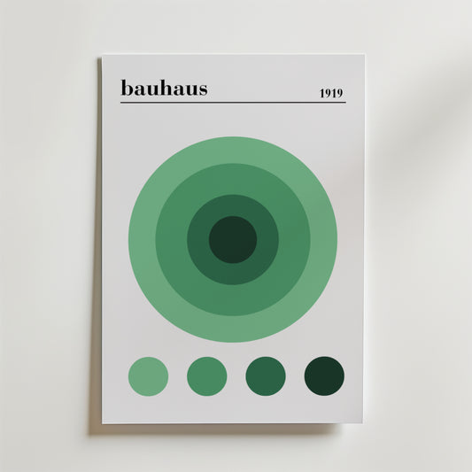 Bozetto Bauhaus Green Circles Poster är tryckt på FSC-certifierat premiumpapper med "bauhaus" och "1919" högst upp, gröna koncentriska cirklar i mitten och fem gröna cirklar längs ner på vit botten.