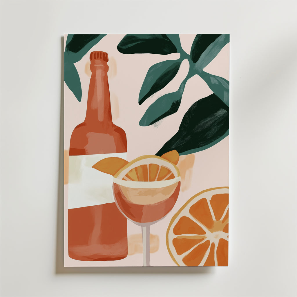 Bozetto Citrus Spritz Drink Poster visar en vinflaska, ett glas med apelsinskiva och extra apelsinskiva på mjuka persika och gröna blad - perfekt som kökstavla, tryckt på premiumpapper.