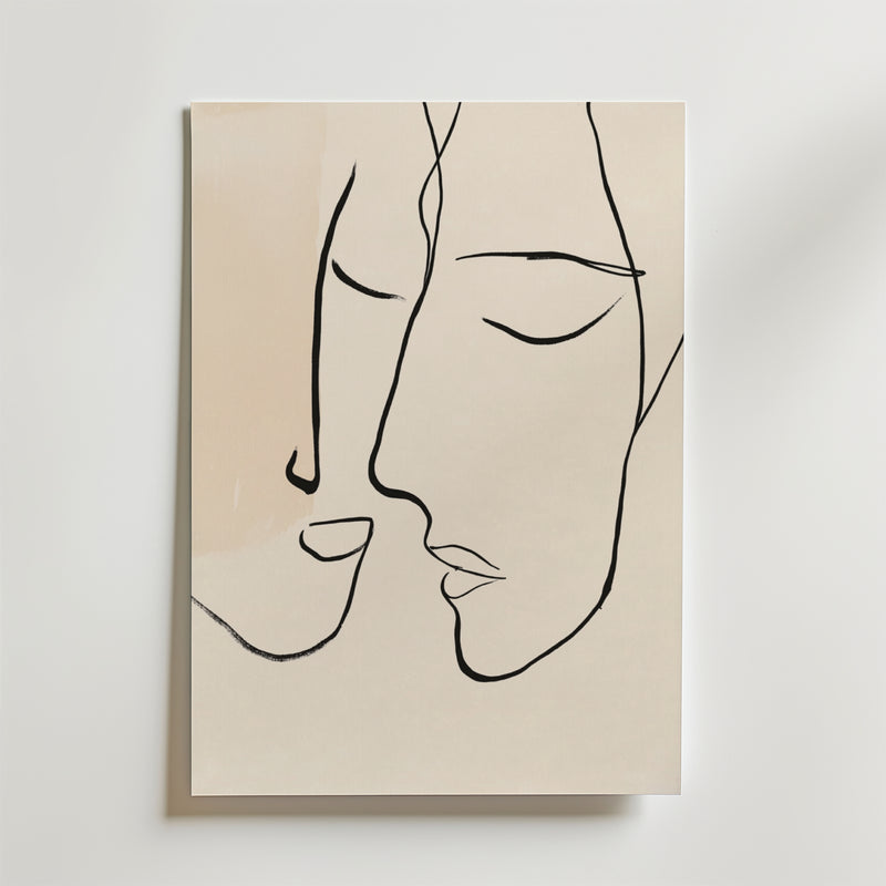 Minimalistisk linjekonst av två abstrakta ansikten i profil, tätt vända mot varandra på en ljusbeige bakgrund. Whispered Intimacy Poster by Bozetto är tryckt på premiumpapper för elegant väggkonst med böljande svarta linjer och mjuka konturer.