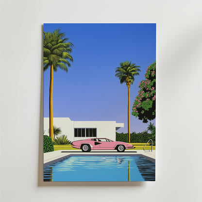 Bozetto Palm Springs Hiroshi Poster föreställer en rosa sportbil vid en pool och ett vitt hus med palmer under en blå himmel, tryckt på FSC-certifierat premiumpapper för en elegant finish.