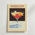Bozetto Manhattan Drink Poster visar en klassisk cocktail i ett coupeglas med garnering av körsbär och apelsintwist. Med receptet är det en perfekt väggdekor för din bar eller ditt kök.