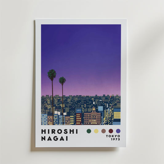 Bozetto Hiroshi Nagai Tokyo Skyline Poster visar en illustrerad stadsbild i skymningen med glödande fönster, två palmer, en lila gradienthimmel, texten "Hiroshi Nagai, Tokyo 1973" och fem färgade cirklar nedanför.