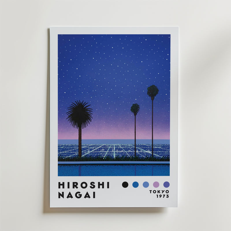 Hiroshi Nagai City Lights Poster från Bozetto visar palmer som avtecknar sig mot en stjärnklar natthimmel och en rutnätsliknande stadsbild i retrostil, med "Hiroshi Nagai" och "Tokyo 1973" längst ner.