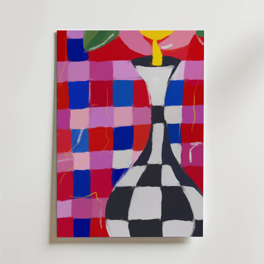 Postern Harmony Vase Poster av Bozetto visar en hög svartvitrutig vas i förgrunden mot en levande röd och rosa geometrisk bakgrund med abstrakta former och en gul cirkel i toppen.
