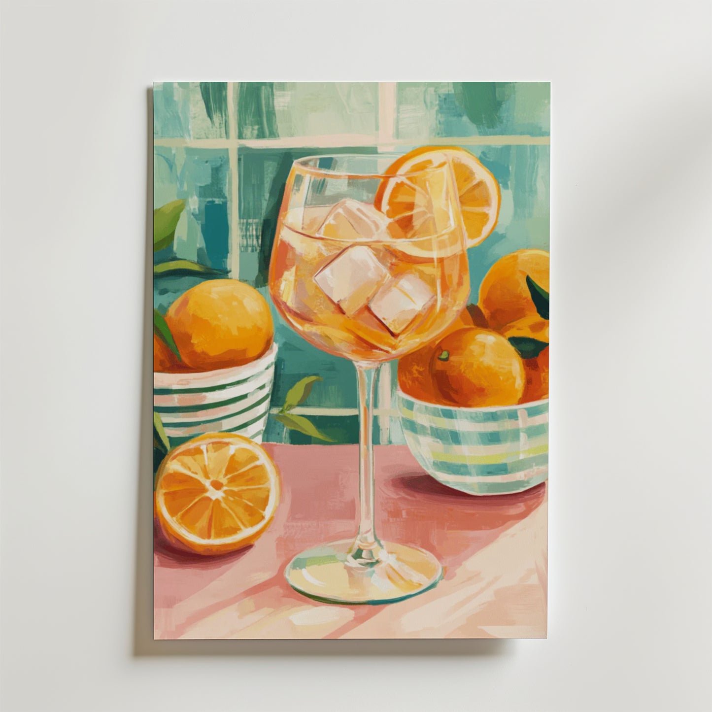 Bozetto Orange spritz cocktail Drink Poster föreställer ett glas apelsin cocktail med is och en apelsinskiva på en rosa yta, med skålar av apelsiner vid ett fönster i bakgrunden, tryckt på premiumpapper.