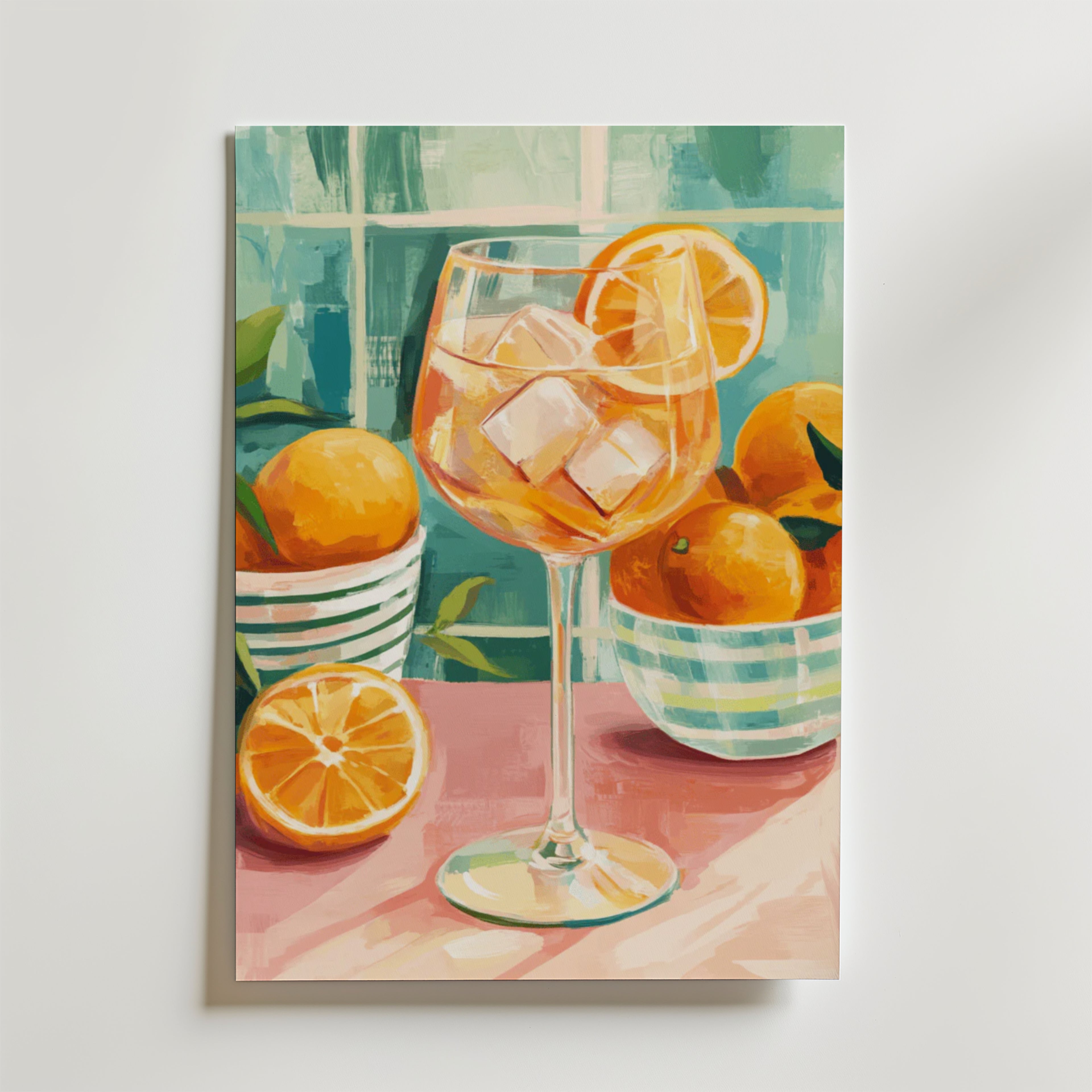 Bozetto Orange spritz cocktail Drink Poster föreställer ett glas apelsin cocktail med is och en apelsinskiva på en rosa yta, med skålar av apelsiner vid ett fönster i bakgrunden, tryckt på premiumpapper.
