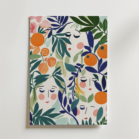 Faces in Bloom Poster från Bozetto är en finurlig, målerisk konstprint med abstrakta ansikten, gröna blad och orangea frukter på vit botten. Tryckt på premiumpapper med en lyxig matt finish.