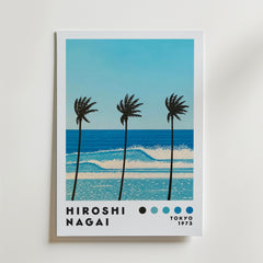 Hiroshi Nagai Palm Breeze Poster by Bozetto föreställer fyra palmer vid ett blått hav under en klar himmel, med "Hiroshi Nagai, Tokyo, 1973" och blå swatches - perfekt för tropisk inredning.