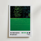 Bozetto Hiroshi Nagai Midnight Garden Poster är en minimalistisk konsttryck med grönt gräs, träd och en liten buske som fångar Tokyo-estetik. "Hiroshi Nagai" och "Tokyo 1973" är märkta, med fyra gröna och en svart cirkel längst ner.