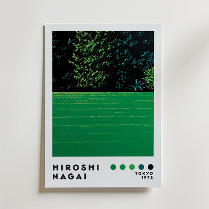 Bozetto Hiroshi Nagai Midnight Garden Poster är en minimalistisk konsttryck med grönt gräs, träd och en liten buske som fångar Tokyo-estetik. "Hiroshi Nagai" och "Tokyo 1973" är märkta, med fyra gröna och en svart cirkel längst ner.