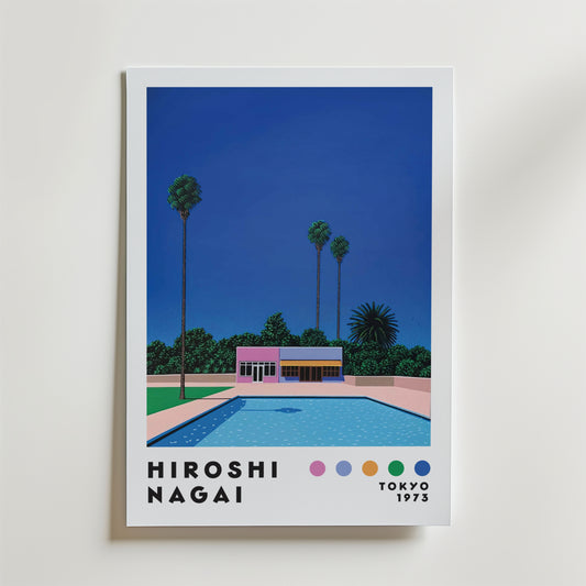 Hiroshi Nagai Poolside House Poster från Bozetto föreställer ett rosa hem vid en pool, höga palmer och frodig grönska under en djupblå himmel. Fet "Hiroshi Nagai, Tokyo 1973" text och färgprover visas under retroscenen.