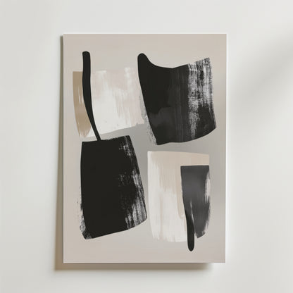 Postern Abstract Brushstrokes från Bozetto visar fyra överlappande former i svart, beige och off-white på en ljus bakgrund. Denna minimalistiska geometriska design är tryckt på premiumpapper och ger en modern touch till alla inredningar.