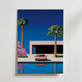 På Rose Sportscar Hiroshi Retro Poster by Bozetto syns en rosa cabriolet vid ett modernt rosa hus med pool, palmer och blommor under en blå himmel, tryckt på FSC-certifierat premiumpapper med högkvalitativ finish.