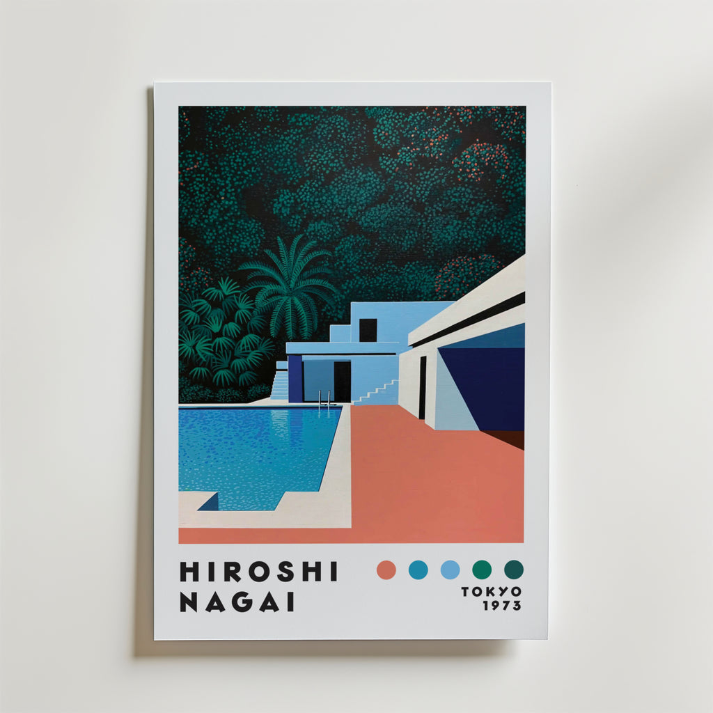 Bozetto Hiroshi Nagai Jungle Retreat Poster visar en modern villa, pool och frodig grönska i starka geometriska färger. "Hiroshi Nagai, Tokyo 1973" och fyra färgade prickar visas längst ner för en stilfull touch.