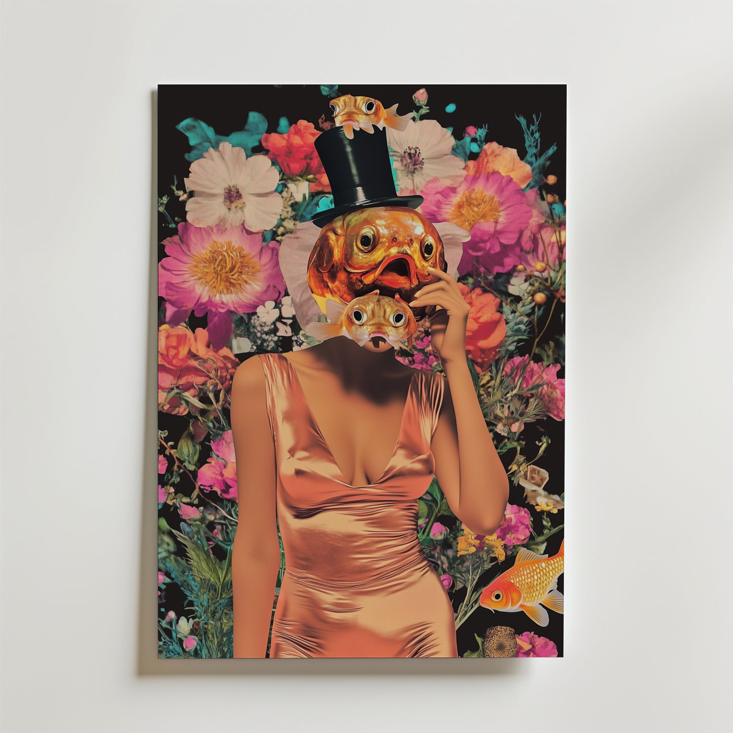 En surrealistisk Bozetto-affisch med en kvinna i en glänsande persikoklänning med guldfiskhuvud och hög hatt, omgiven av livfulla blommor och små guldfiskar på en mörk bakgrund - perfekt som affisch med Surreal Fish Portrait.