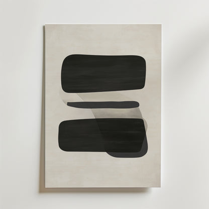Postern Abstract Layers från Bozetto har två svarta rektanglar och en tunn linje över en ljusbeige bakgrund, accentuerad av en transparent grå form - tryckt på premiumpapper för en elegant minimalistisk look.
